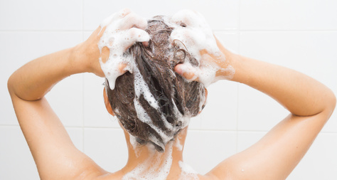 Haare waschen Frau